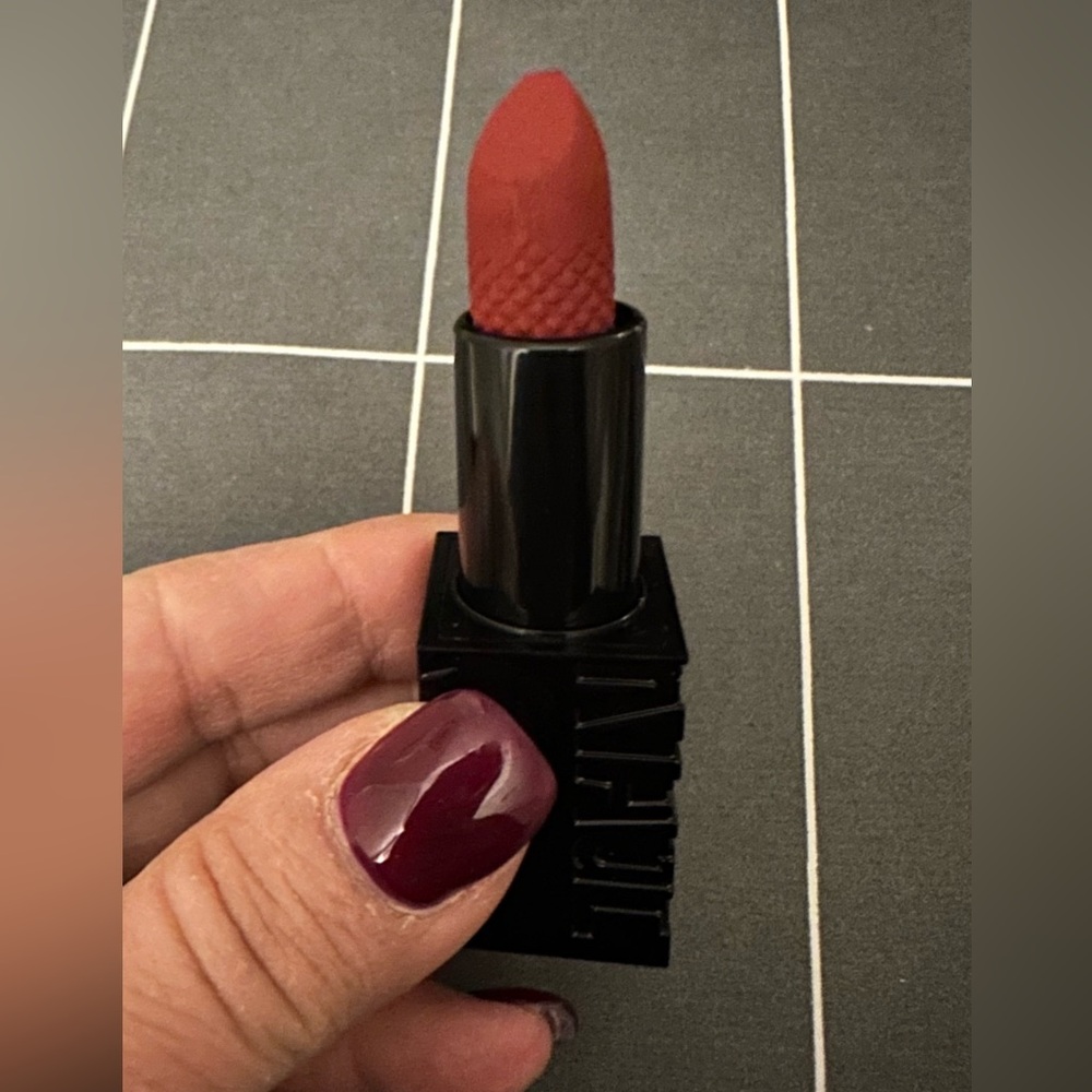 IL MAKIAGE Vibrant Red Lipstick